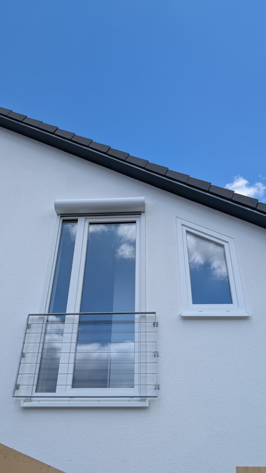 Vorbaurollladen mit weißem Rundkasten an einem Wohnhaus