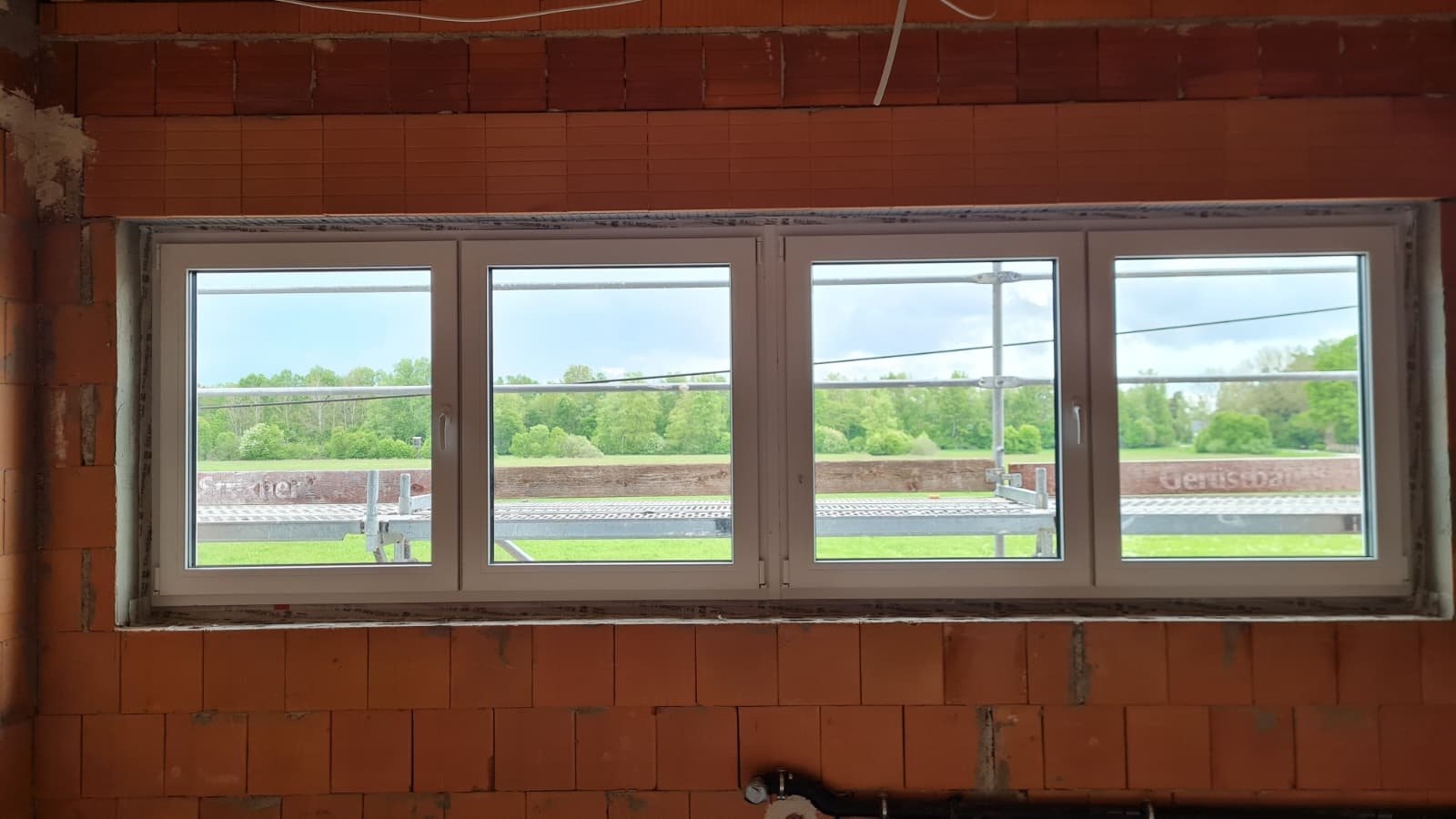 Mehrteiliges weißes Kunststofffenster im Neubau